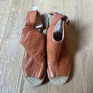 Kennth Cole Size 9.5 brown leather wicker wedge